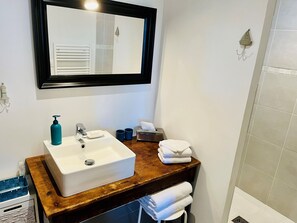 Appartement Confort, 1 grand lit, patio | Salle de bain | Douche, douche à « effet pluie », sèche-cheveux, serviettes fournies