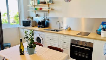 Departamento Confort, 1 cama Queen size, patio | Cocina privada | Refrigerador, microondas, horno y parrilla de estufa