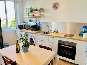 Apartament Comfort, 1 llit de matrimoni, pati | Cuina privada | Frigorífic i microones