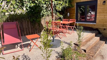 Apartamento conforto, vårias camas, terraço, vista para a colina | Terraço/påtio
