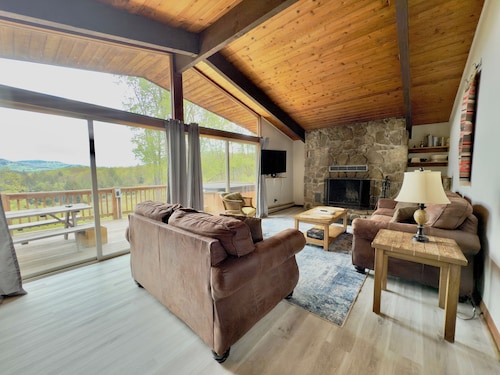 MR04-Amazing Views! Close to skiing! Pets ok! Hot tub!