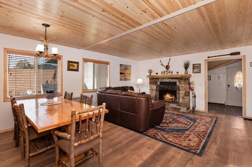 Mary's Lake Cabin by Destination Big Bear : Walk to the Lake and Boulder Bay Park! Game Room!