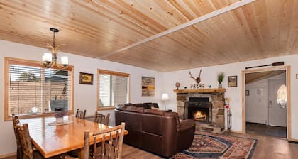 Mary's Lake Cabin by Destination Big Bear : Walk to the Lake and Boulder Bay Park! Game Room!