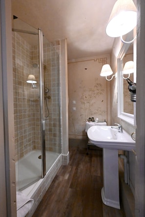 Suite Luxe | Salle de bain | Articles de toilette gratuits, sèche-cheveux, peignoirs