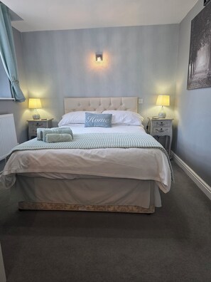 Phòng đôi Deluxe, 1 giường đôi, không hút thuốc, quang cảnh vườn (Ensuite Shower Room) | Trang trí kh ác biệt, trang bị nội thất với thiết kế riêng biệt, bàn 