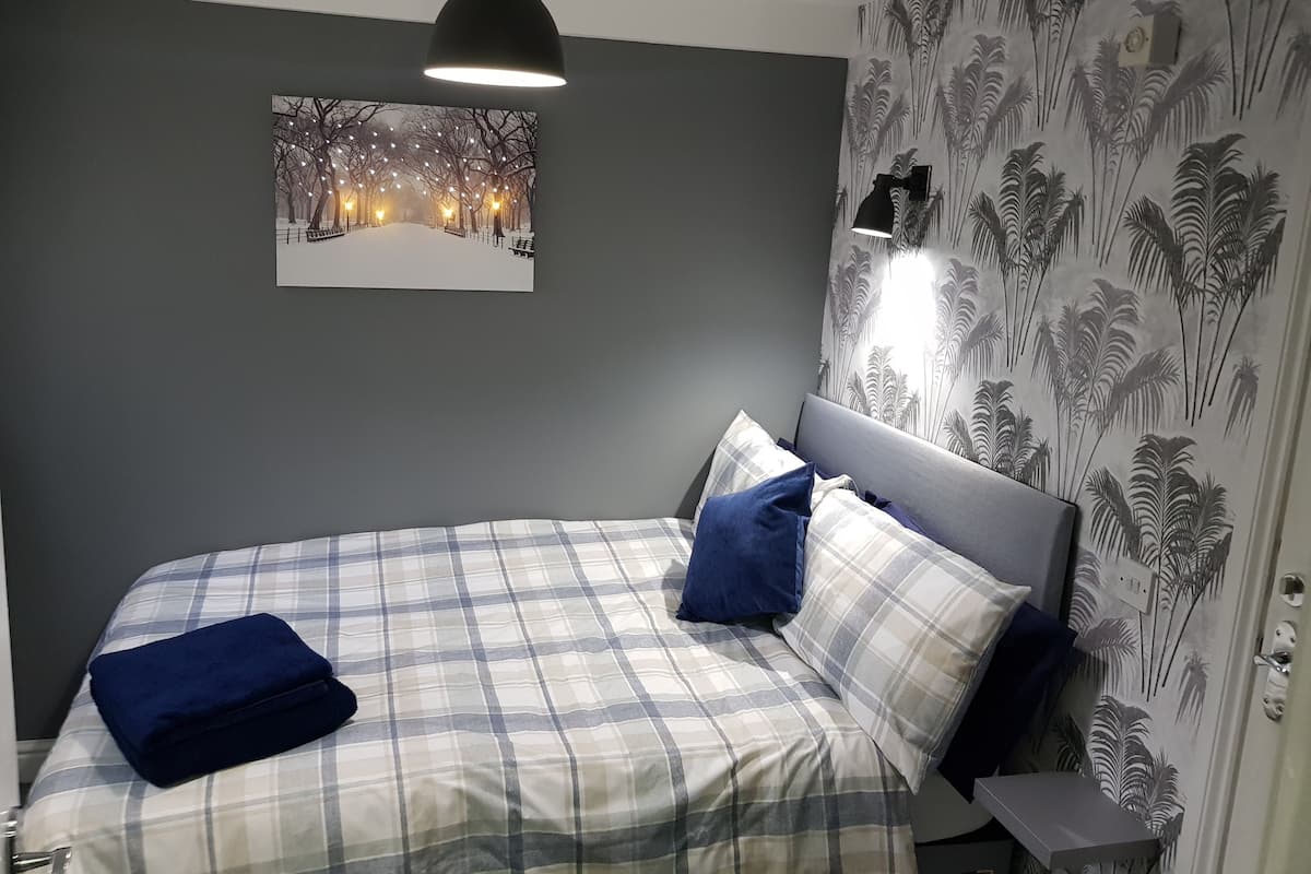 Junior Double Room, 1 Double Bed, Ensuite (with Gym Access) | Desk, iron/ironing board, WiFi (free), individually decorated