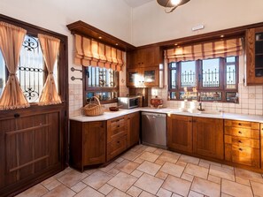 Villa, 4 habitaciones, vista al mar | Cocina privada | Refrigerador, microondas, parrilla de estufa y lavavajillas 