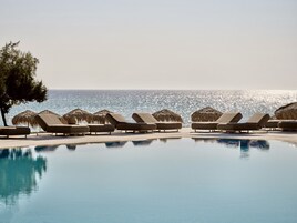 Εξωτερική πισίνα, ομπρέλες πισίνας, ξαπλώστρες