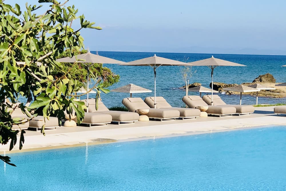 The Bay Hotel & Suites