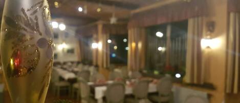 Breakfast, lunch, dinner served; local cuisine