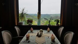 Daily continental breakfast (EUR 6.50 per person)