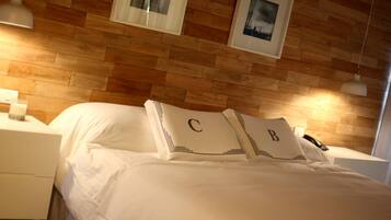 Deluxe Triple Room, 1 Bedroom, Non Smoking | Minibar, in-room safe, iron/ironing board, free WiFi