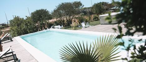 Una piscina al aire libre