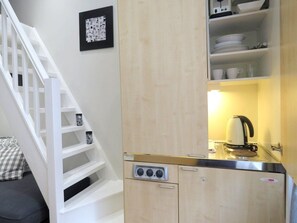 Microwave, stovetop, electric kettle, cookware/dishes/utensils - 22 43 Clanricarde Gardens Studio (London)