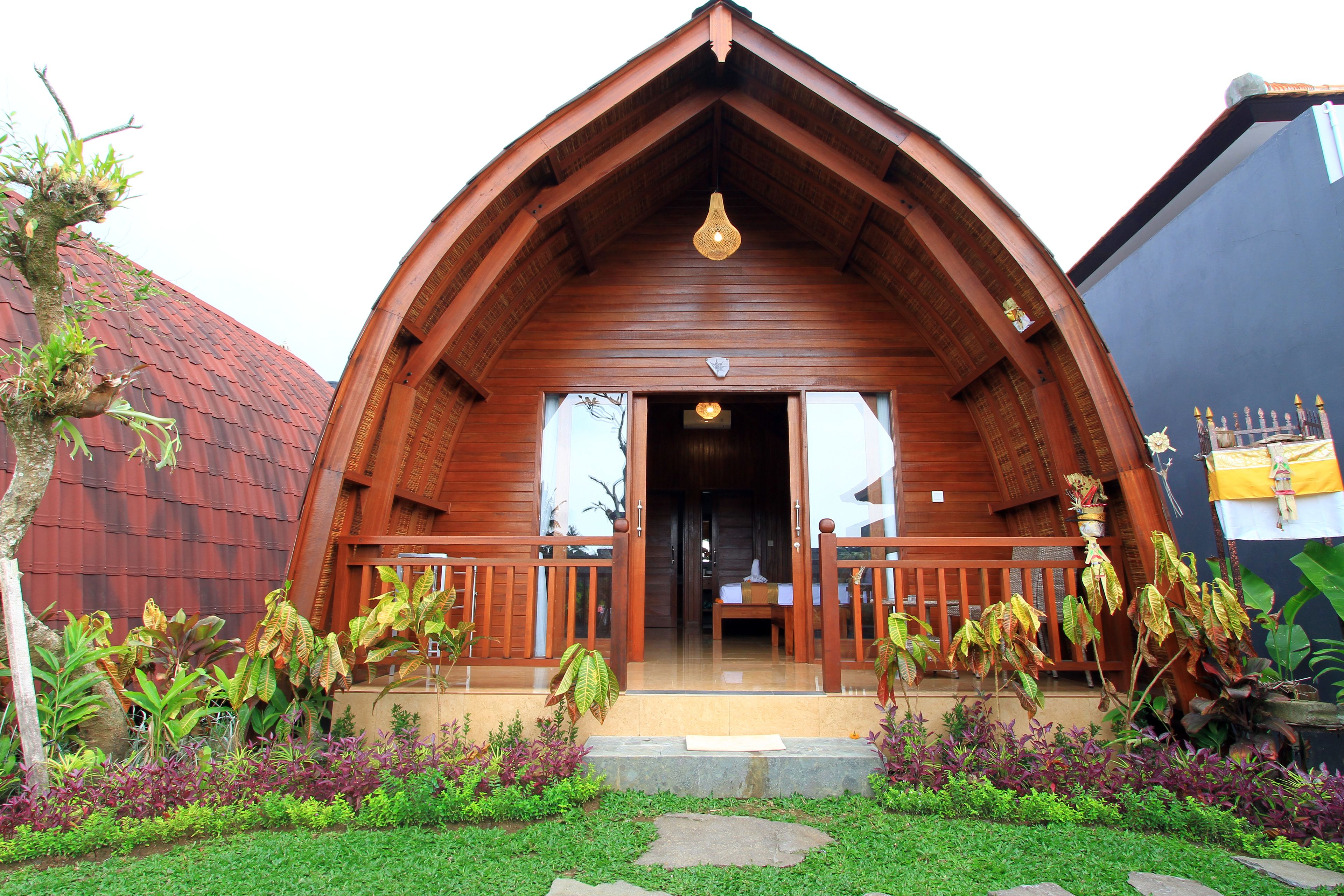 Deluxe Wooden Villa | Seprai premium, minibar, brankas, dan meja kerja