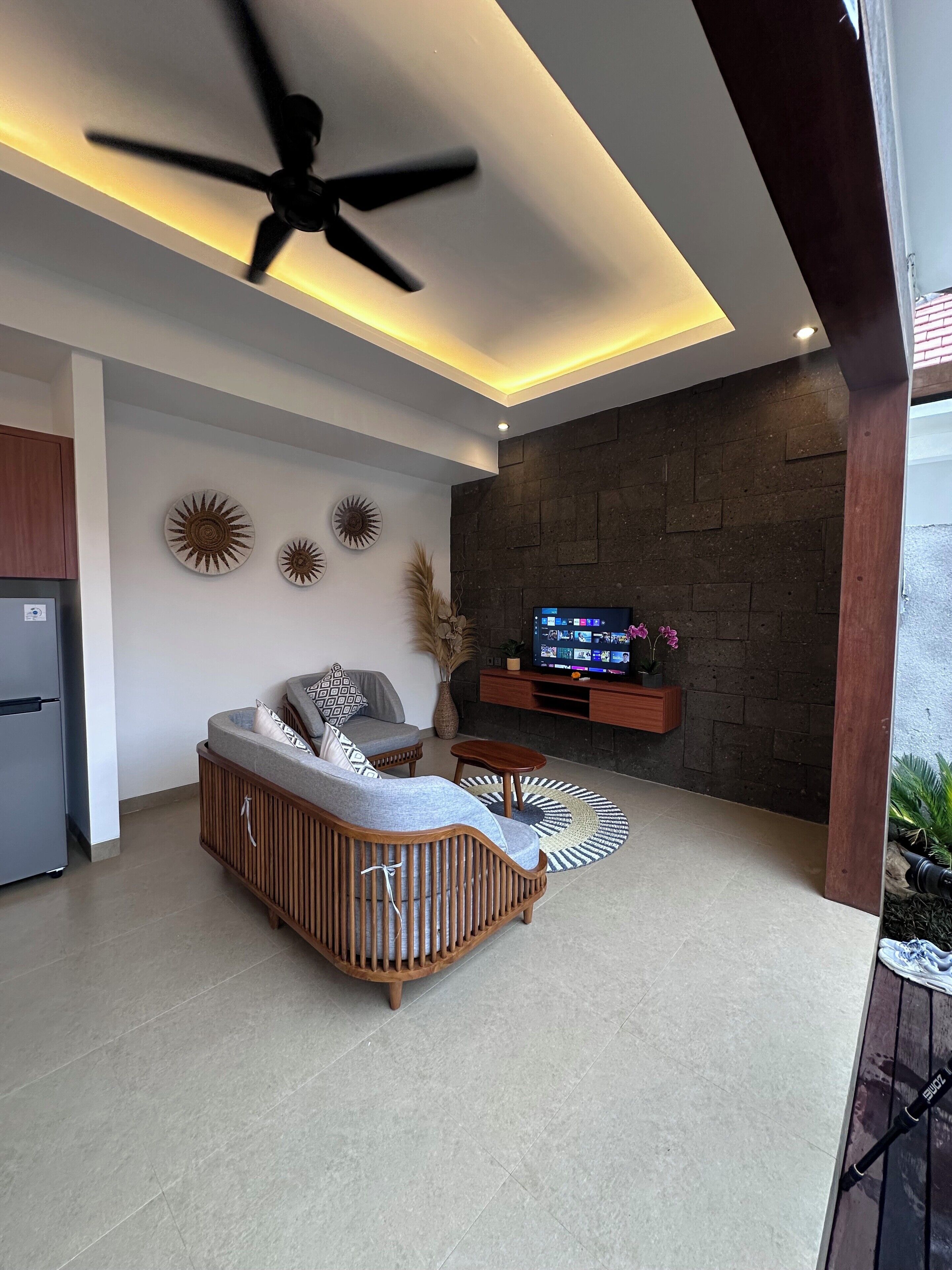 蜜月别墅 | 起居区 | 34-英寸纯平电视（配备收费电视频道）、液晶电视、DVD 播放器