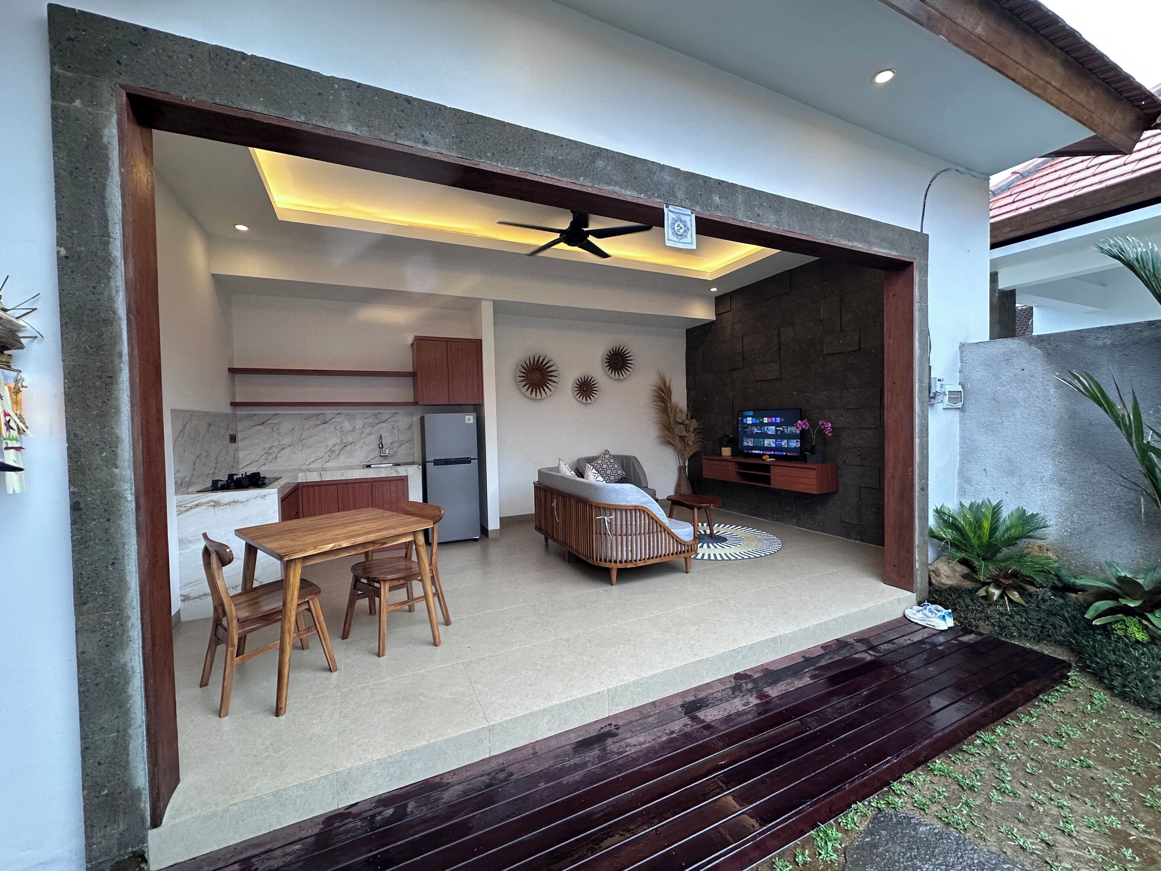 蜜月别墅 | 起居区 | 34-英寸纯平电视（配备收费电视频道）、液晶电视、DVD 播放器