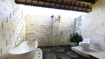 Two Bedroom Villa with Private Pool | Baño | Artículos de higiene personal gratuitos, secador de pelo y toallas