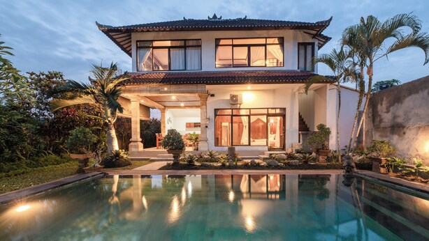 A two-story house with a swimming pool in front. - Pondok Naya (Ubud)