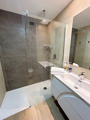 Een douche, gratis toiletartikelen, een haardroger, pantoffels