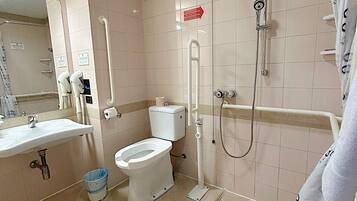 Ein Badezimmer mit Toilette, Waschbecken und Dusche.