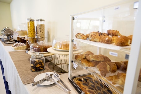 Café da manhã com buffet grátis todos os dias. iH Hotels Milano Blu Visconti