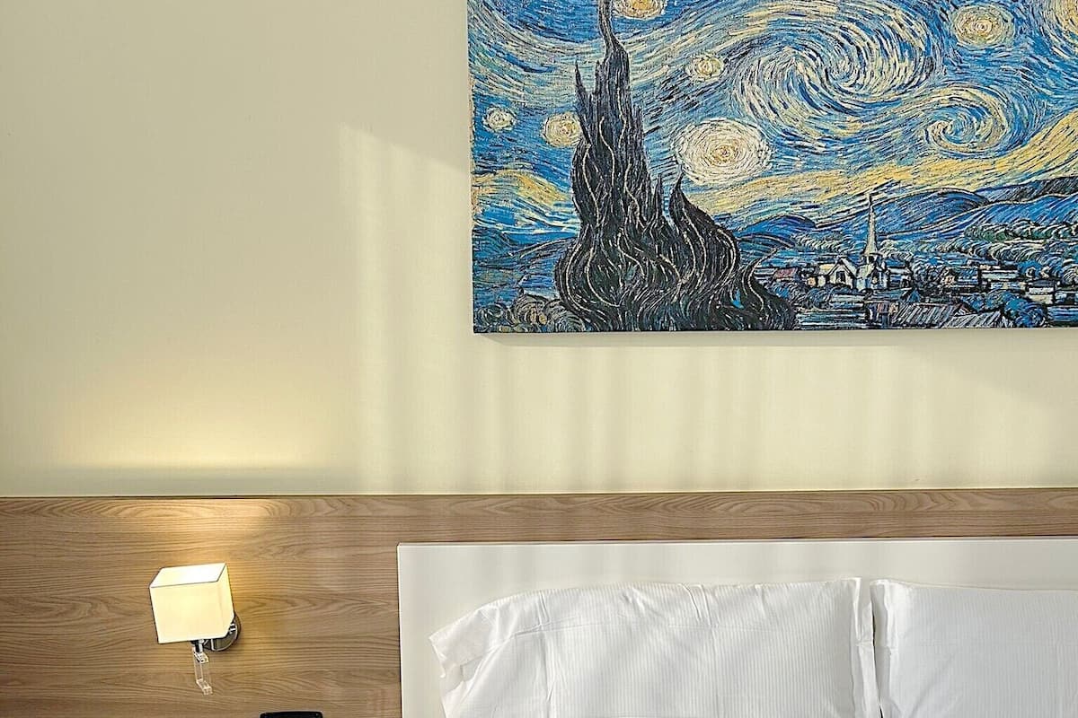 standard double room | 1 bedroom, minibar, in-room safe, desk