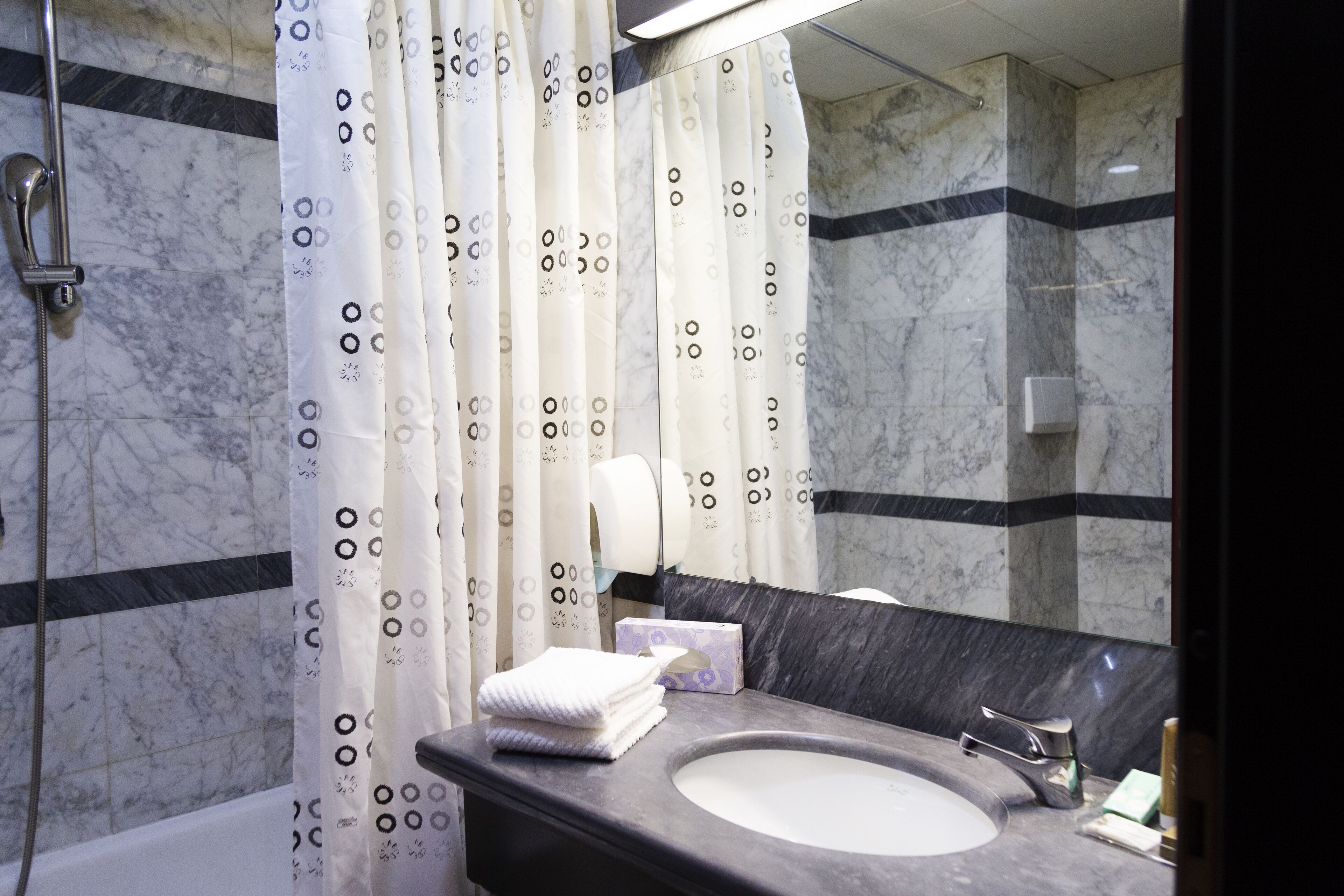 standard twin room | bathroom | shower, free toiletries, hair dryer, slippers