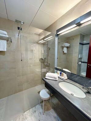 Shower, free toiletries, hair dryer, slippers - iH Hotels Milano Blu Visconti (Trezzano sul Naviglio)