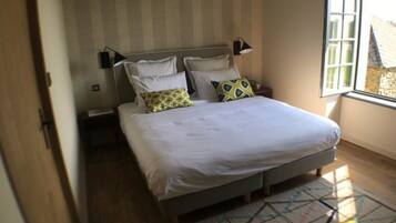 Double Room, 1 King Bed, Non Smoking | Individually decorated, individually furnished, blackout curtains