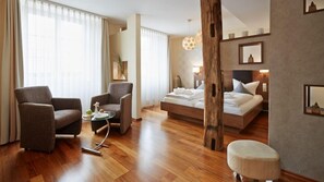 Habitación doble Deluxe | Caja de seguridad en la habitación, cortinas blackout y insonorización 