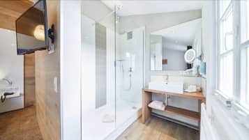Chambre Double Classique (Air Conditioning) | Salle de bain | Peignoirs, chaussons, serviettes fournies