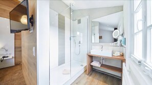 Klassieke tweepersoonskamer (Air Conditioning) | Badkamer | Badjassen, pantoffels, handdoeken
