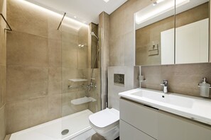 Luxury Apartment, 2 Bedrooms, Non Smoking, Garden View | Bathroom - Imperial X (London)