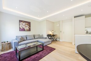 Luxury Apartment, 2 Bedrooms, Non Smoking, Garden View | Living room - Imperial X (London)