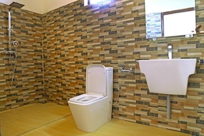Shower, free toiletries, towels