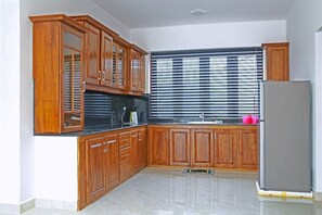 Fridge, microwave, oven, coffee/tea maker