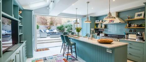 Casa, 4 habitaciones | Cocina privada | Refrigerador, microondas, horno y parrilla de estufa