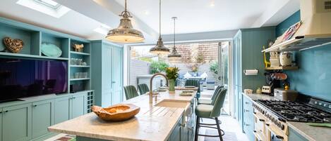 House, 4 Bedrooms | Private kitchen | Fridge, microwave, oven, stovetop