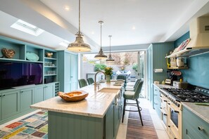 Nhà, 4 phòng ngủ | Bếp riêng | Tủ lạnh, lò vi sóng, lò nướng, bếp nấu