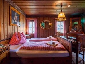 5 bedrooms, travel cot, Internet