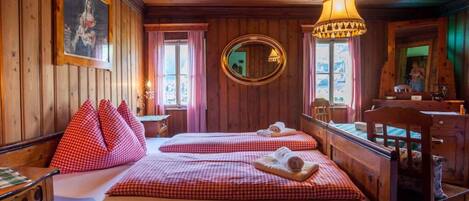 5 bedrooms, travel cot, Internet