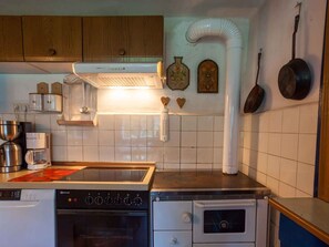 Jääkaappi, uuni, liesi, astianpesukone