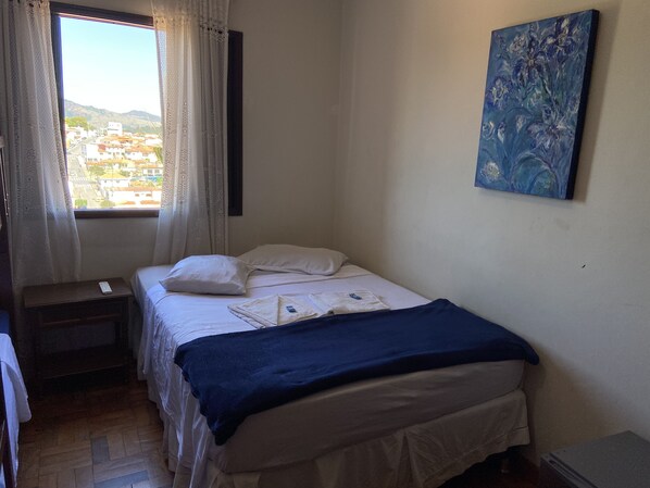 Chambre Quadruple Standard, plusieurs lits, vue ville | Wi-Fi gratuit, draps fournis, accès pour personnes à mobilité réduite