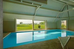 Piscina interna, funciona das 8h às 9h30, espreguiçadeiras