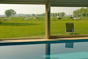 Indendørs pool, åben fra kl. 08.00 til kl. 09.30, liggestole