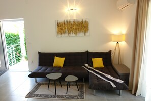 Apartment (A) | Living area | Flat-screen TV, table tennis - Forest&Sea apartment-Bikes&table incl (Medulin)