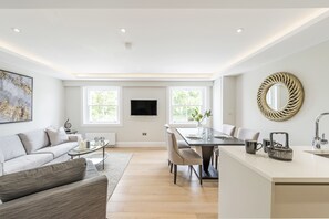 ラグジュアリー アパートメント 2 ベッドルーム 禁煙 ガーデンビュー | リビングルーム