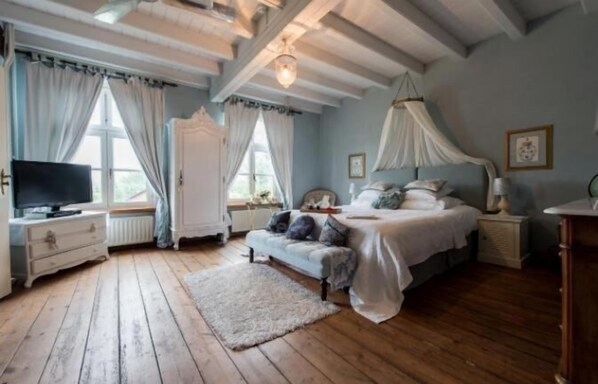 Iron/ironing board, free WiFi, bed sheets