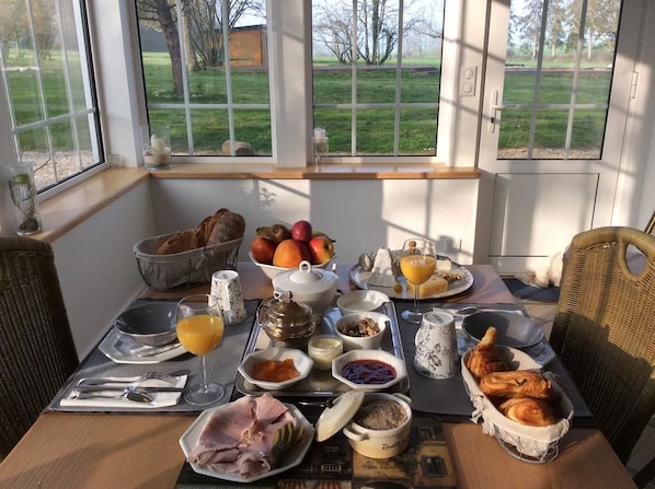 Tägliches inbegriffenes kontinentales Frühstück